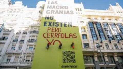 Greenpeace pide acabar con las macrogranjas con un cartel gigante en Madrid: "No existen… pero cerradlas ya"