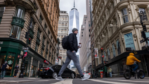 La gente camina por Manhattan instantes después de que Nueva York y partes de Nueva Jersey experimentaran un terremoto de magnitud 4,8, a 5 de abril de 2024.