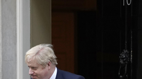 Boris Johnson sale de Downing Street para hacer una declaración a los parlamentarios tras la publicación del informe Gray, en el centro de Londres el 31 de enero de 2022.