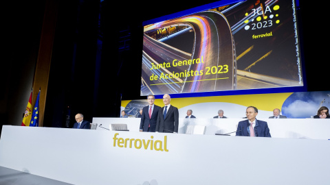 El consejero delegado de Ferrovial, Ignacio Madridejos (i) y el presidente de la constructora, Rafael del Pino (d), antes del inicio de la junta de accionistas de Ferrovial, en la que se votó el traslado de la sede social a Países Bajos. — Alberto Ort