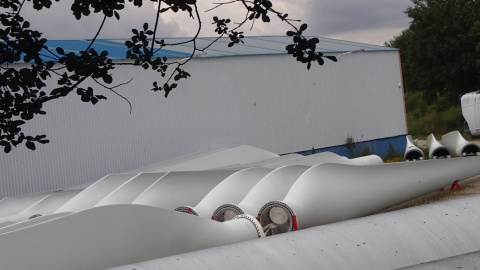 Palas de aerogeneradores en el almacén de As Pontes (A Coruña).