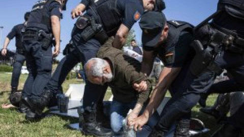 La Policía retiene a un grupo de activistas que protestaba contra la feria de armas de Madrid