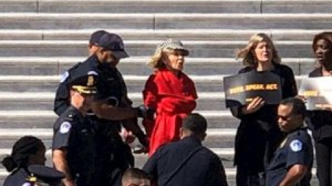 Detenidas 16 personas, entre ellas Jane Fonda, en una protesta contra el cambio climático