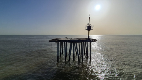 El tros final del Pont del Petroli que ha quedat desconnectat després que el temporal d'onades va trencar la passarel·la.