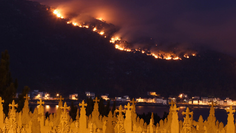 Fuego en O Pindo desde el cementerio de Ézaro.