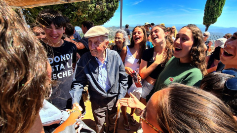 07/2023- Salvador Farrés, membre de la Lleva del Biberó, amb joves estudiants a la Terra Alta.