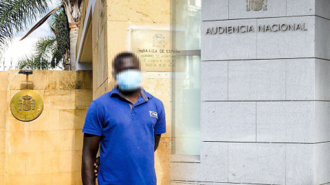 El joven sudanés Basir (nombre ficticio para proteger su identidad) en la Embajada de España en Marruecos, a 13 de diciembre de 2022, con una imagen de la fachada de la Audiencia Nacional al lado (composición)