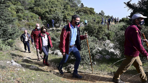 El presidente del Gobierno, Pedro Sánchez, recorre una senda en el Parque de Sierra de las Nieves en Málaga este lunes 31 de enero.