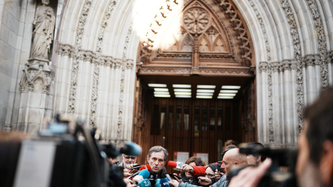 El obispo de Bilbao, Joseba Segura, realiza declaraciones a su llegada a la celebración de una misa solemne para «pedir perdón» a las víctimas de abusos de la iglesia, a 24 de marzo de 2023, en Bilbao. Archivo.