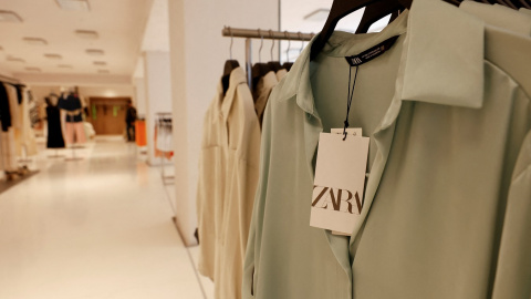 Prendas de Zara, la principal enseña del gigante textil Inditex, en una de sus principales tiendas en Madrid. REUTERS/Juan Medina