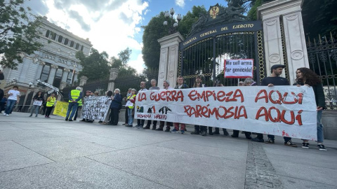 Manifestantes se concentran a las puertas del Cuartel General del Ejército, en Madrid, para protestar contra la feria de armas de Ifema.