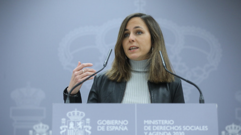 La ministra de Derechos Sociales y Agenda 2030, Ione Belarra, comparece antes de reunirse con colectivos que defienden el derecho a la vivienda, en el Ministerio de Derechos Sociales y Agenda 2030, a 26 de enero de 2022, en Madrid.