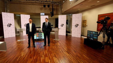 El candidato del PSOE, Luis Tudanca, el del PP, Alfonso Fernández Mañueco,  y el de Ciudadanos, Francisco Igea (en un monitor, a la derecha, para participar de forma telemática desde su casa), antes del debate electoral para los comicios autonómicos e