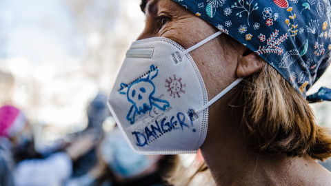 Una sanitaria con una mascarilla durante una manifestación para reclamar mejoras en el primer nivel asistencial, a 15 de marzo de 2023, en Madrid.