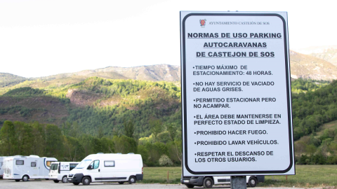 El Ayuntamiento de Castejón de Sos ha impuesto restricciones para los jornaleros que pernoctan en su parking para autocaravanas