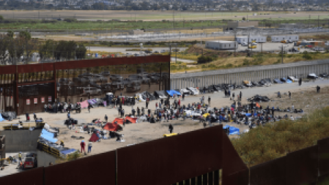 Cientos de migrantes protestan en México por la suspensión de los permisos para cruzar el país