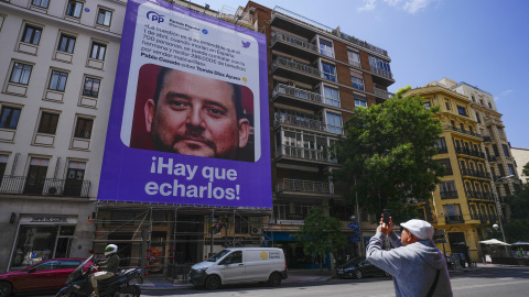 La lona instalada por Podemos en Madrid con la imagen del hermano de Isabel Díaz Ayuso, Tomás Díaz Ayuso, a 19 de mayo de 2023.