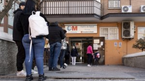 La falta de medidas de Ayuso aboca al colapso a los centros de salud de Madrid al menos dos semanas más