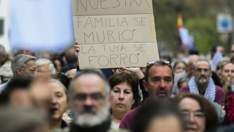 Decenas de personas participan en una marcha bajo el lema 'Echemos a Ayuso' convocada por la Asociación La Plaza en Madrid, desde Chamberí a la  sede del PP, en la calle Génova. EFE/ Victor Lerena