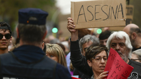 Decenas de personas participan en una marcha bajo el lema 'Echemos a Ayuso' convocada por la Asociación La Plaza en Madrid, desde Chamberí a la  sede del PP, en la calle Génova. EFE/ Victor Lerena