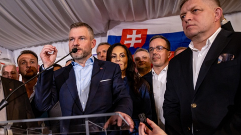 El candidato a la presidencia eslovaca y actual presidente del Parlamento, Peter Pellegrini (i), habla durante una rueda de prensa tras la victoria. A su lado el primer ministro eslovaco, Robert Fico (d).