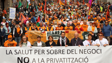 Unes 2.500 persones es manifesten a Barcelona a favor de la sanitat pública.