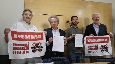 23-5-2023 Membres de les entitats contràries al macroparc eòlic marí amb pancartes al Col·legi de Periodistes