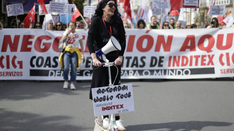 Las trabajadoras y los trabajadores de las tiendas del grupo Inditex se manifiestan el 7 de abril de 2024 en las calles del centro de A Coruña (Galicia)