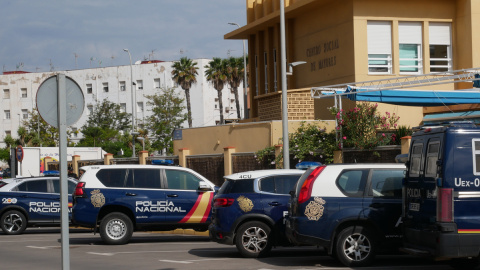 En la imagen varios vehículos policiales durante la operación policial en Melilla tras la investigación por fraude electoral, a 23 de mayo de 2023.