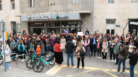 Més d'un centenar de persones reclamen un servei ferroviari "digne" a Tarragona.