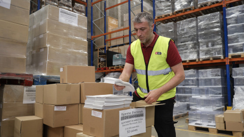 18/05/2023 - Un operario trabaja en la preparación de las urnas y papeletas en los talleres del Ayuntamiento de Barcelona donde se ultiman los preparativos para las elecciones del 28 de mayo.