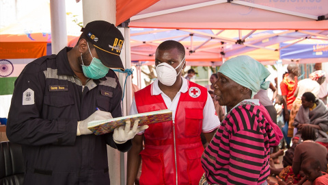 Los servicios médicos atienden a una mujer en Beira (Mozambique), en una imagen de Archivo.