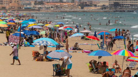 Cientos de personas en la playa de La Manga del Mar Menor, Cartagena, el pasado viernes 23 de julio.