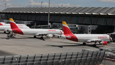 Varios aviones de Iberia aparcados en el Aeropuerto de Madrid-Barajas Adolfo Suárez . E.P./Marta Fernández