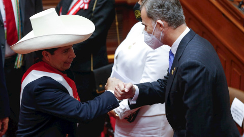 El presidente de Perú, Pedro Castillo, saluda al rey de España, Felipe VI, tras su investidura.