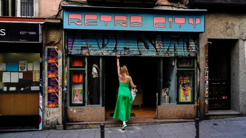 Una mujer abre su comercio en el centro de Madrid. REUTERS/Juan Medina