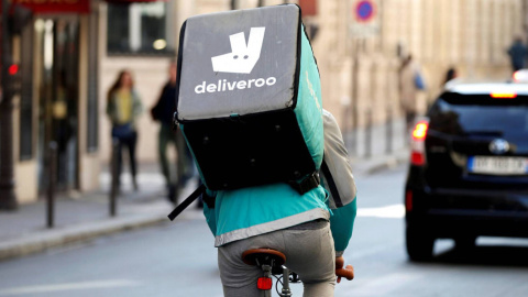 Un trabajador de Deliveroo.