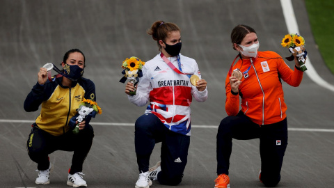 Las campeonas durante la ceremonia de premiación del BMX femenino en los Juegos Olímpicos 2020.