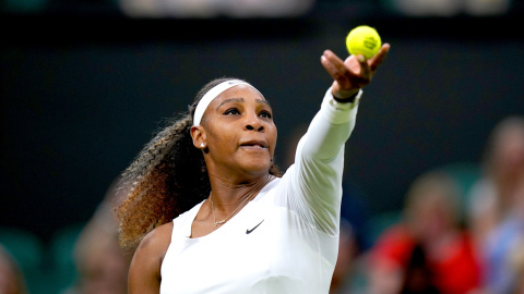 01/02/2022-La tenista estadounidense Serena Williams durante su partido de primera ronda de individuales femeninos del Campeonato de Tenis de Wimbledon 2021.