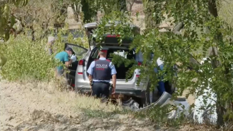 Los Mossos inspeccionan el coche donde se encontraba el hombre