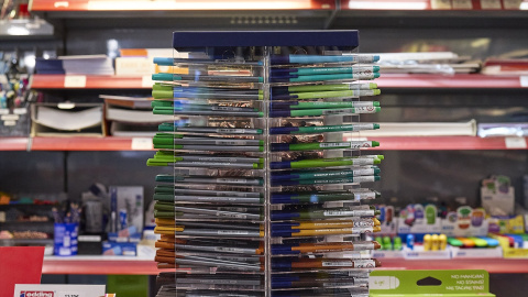 Bolígrafos de colores en una tienda. Imagen de archivo.