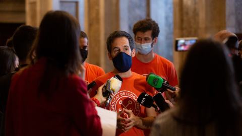 El portavoz del Sindicat de Llogaters, Jaime Palomera, responde a los medios tras el pleno del Parlament. Foto de archivo.