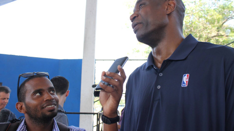 Jiménez Enoa entrevista al exjugador congoleño de la NBA Dikembe Mutombo, que participó en un programa de entrenamiento a jóvenes promesas del baloncesto en Cuba.