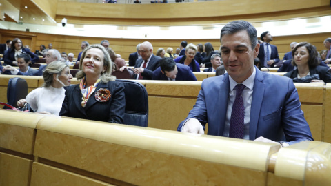 El presidente del Gobierno, Pedro Sánchez junto a las vicepresidentas Nadia Calviño (c) y Yolanda Díaz a su llegada al pleno del Senado, este martes en Madrid.