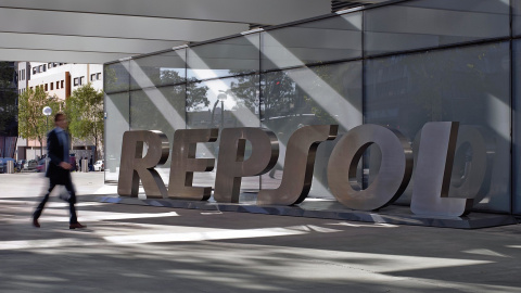 El logo de Repsol, en su sede corporativa en Madrid.