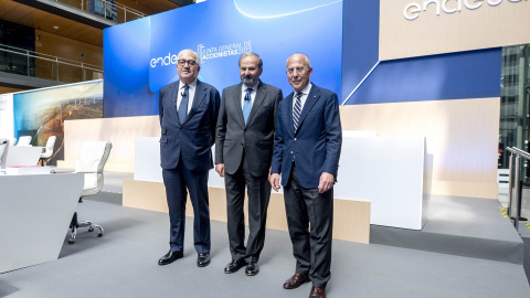 De izquierda a derecha, el consejero delegado de Endesa, José Bogas, el presidente de la eléctrica, Juan Sánchez-Calero, y el consejero delegado de la italiana Enel, Francesco Starace, antes de la junta  de accionistas, en la sede de la compañía, en 