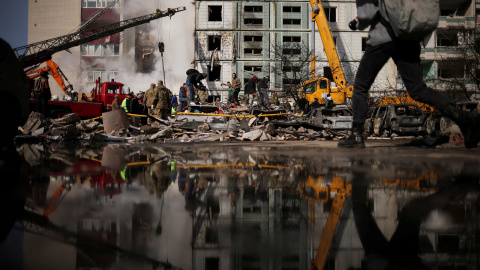 Trabajos de rescate tras el bombardeo ruso a la ciudad ucraniana de Uman, al sur de Kiev, a 28 de abril de 2023.