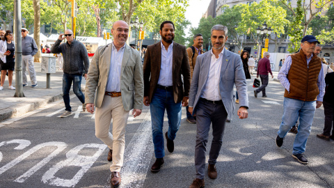 El líder de Vox a Catalunya, Ignacio Garriga, amb el candidat a l'alcaldia de Barcelona, Gonzalo de Oro-Pulido, i el diputat al Congrés Jorge Buxadé.