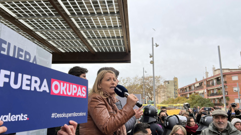 La candidata de Valents, Eva Parera, en l'acte 'Fora els okupes' a Can Vies, al districte barceloní de Sants.