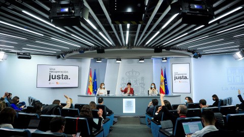 La ministra Portavoz, Isabel Rodríguez (c), la ministra de Transportes, Movilidad y Agenda Urbana, Raquel Sánchez (i), y la ministra de Derechos Sociales y Agenda 2030, Ione Belarra, este martes en Moncloa.